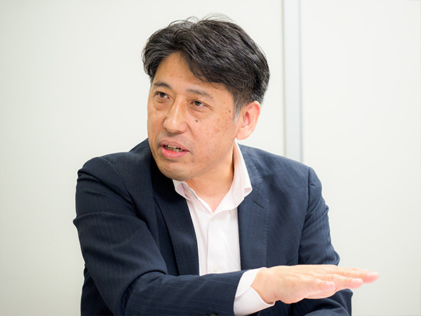 サードウェーブ 生産物流統括本部 製造技術部 部長の堀内 純氏。ラインの改善や支援システムの導入など、生産に関わる業務全般を担当している