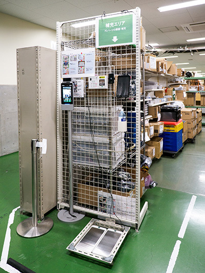帯電度チェッカーが作業場所の近くに設置されていた。ここに乗ってセンサー部に触れると、帯電しているかどうかがわかる