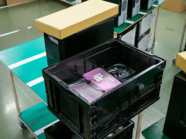 ピッキングが終わると、パーツの入ったコンテナごと一式が台車へと載せられ、製造ラインへと運ばれていく
