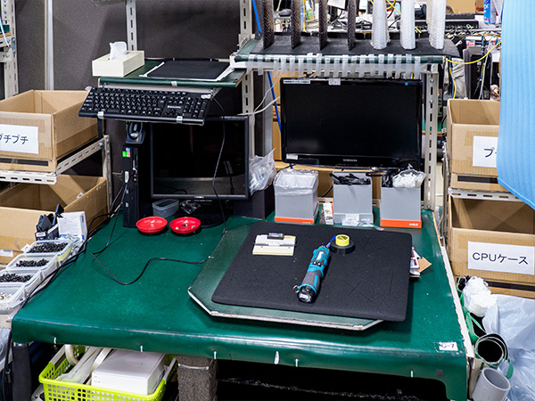 その場ですべての作業ができるよう、机の上や周囲にネジから工具、ゴミ箱まですべて用意されていた