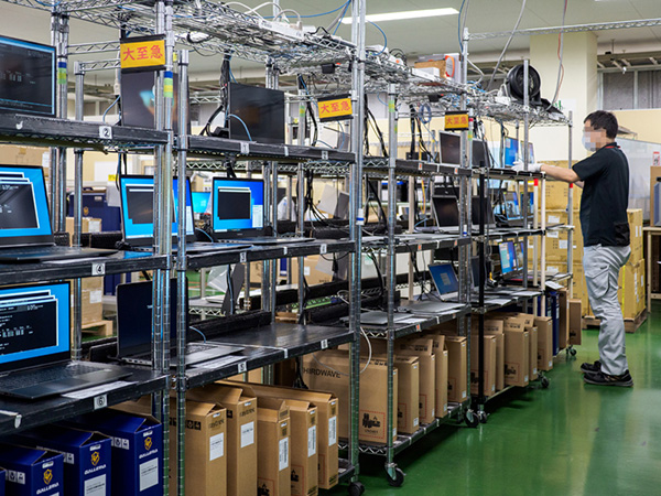 ノートパソコンも基本的に同じ手順となるが、キーの押下テストやパッドの動作テストといったものが追加される。なお、「大至急」と書かれているのは短納期モデルとのこと