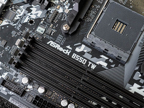 実はASRockは、GALLERIAのパソコンに搭載されるオリジナル仕様のマザーボードも開発している