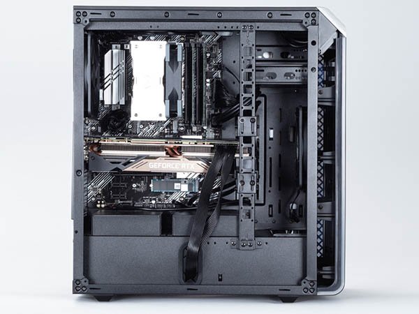 重量が1kg以上のカードを搭載するゲーミングパソコンには、リジッドカードサポートを搭載